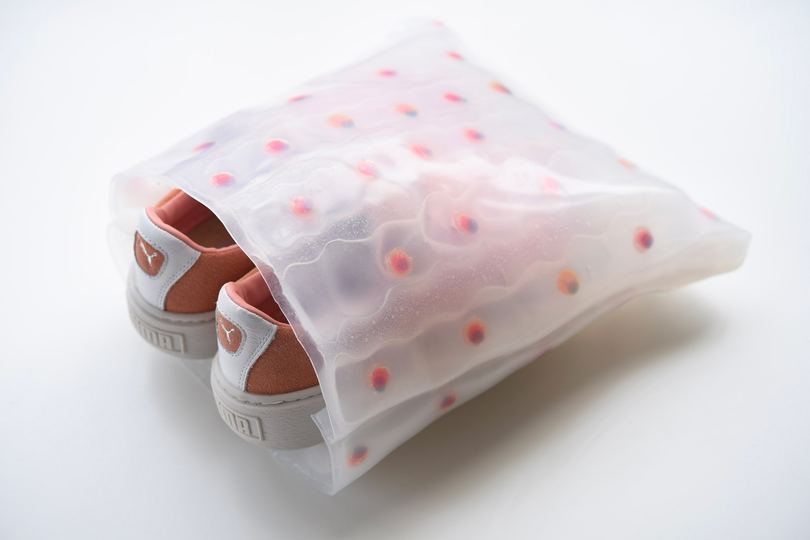 靴底でバクテリアが呼吸しながら学習? PUMAとMIT共同開発の生きたスニーカー