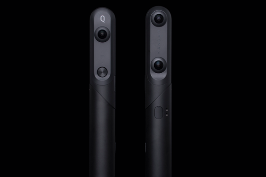 クネっと曲げて360度撮影と3D・180度撮影を切り替えるカメラ｢QooCam｣