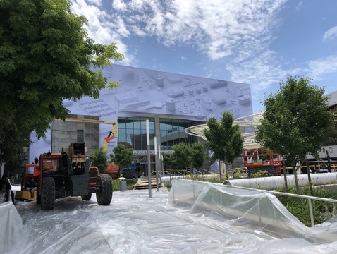WWDC 2018の会場設営スタート。マッケナリーが着々とイベント仕様に