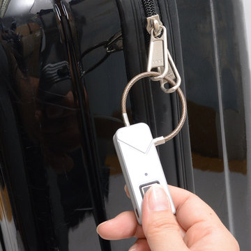 物理キーも指紋で開く。指紋認証ワイヤーロックは身近なところで活躍しそう