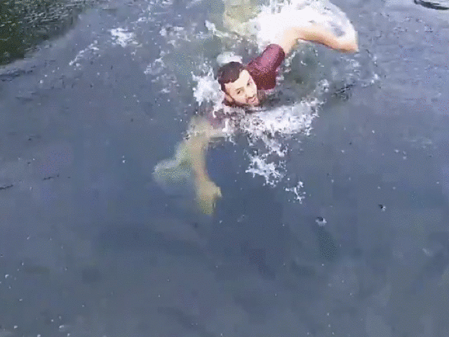 まるで映画のワンシーン。湖に墜落寸前の大事なドローンを全力で救う人間