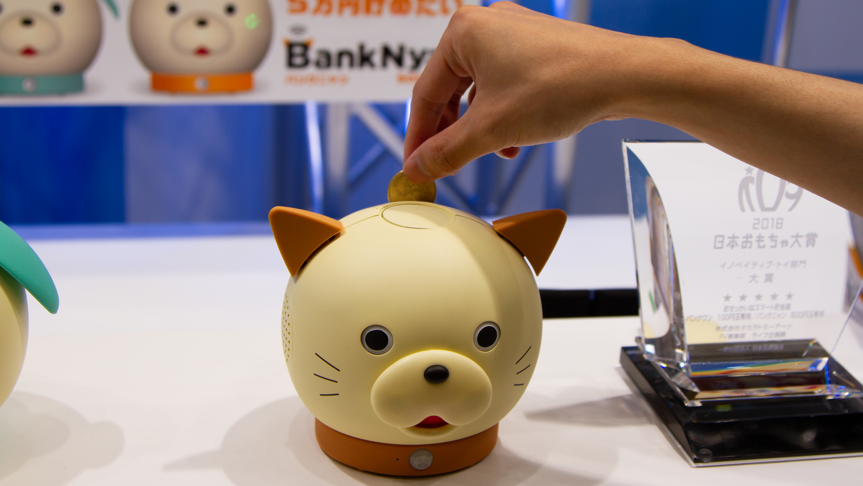 最新のIoT貯金箱は、お金を催促してくる!?「おせっかいなスマート貯金