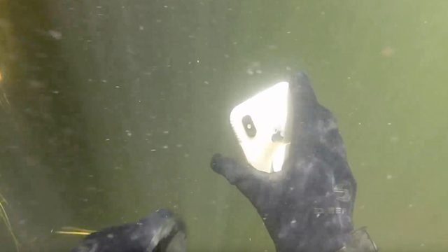 なんと動作…!川底で拾ったiPhone Xが!