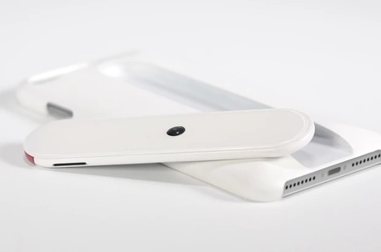 壁や柱にピタッとくっつく！スマホケースに収納できる小型カメラ