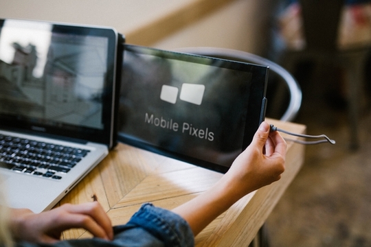 ラップトップに装着する外部ディスプレイ「DUO」、ノマドに魅力的すぎない?