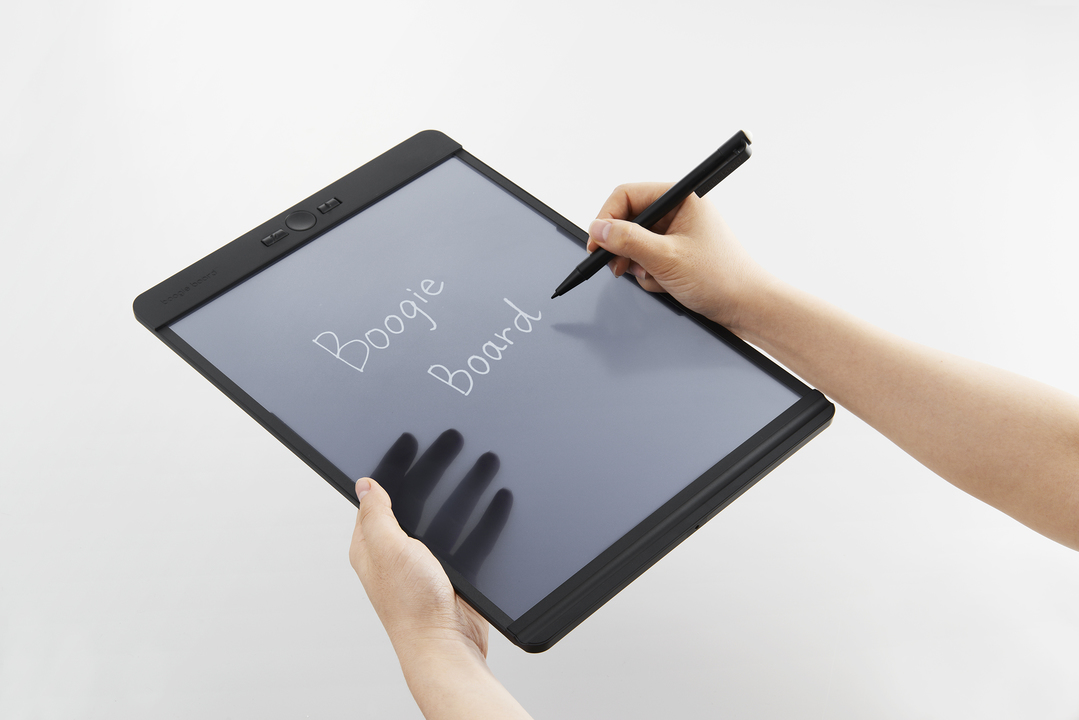 近未来ビジュアルな電子黒板は つまりトレースができると キングジムの ブギーボード 11 ギズモード ジャパン