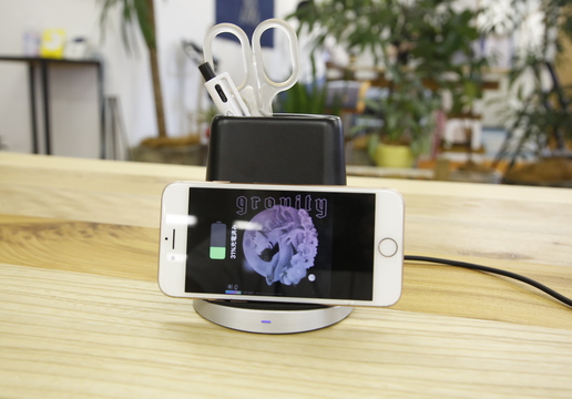 【Amazonで読者限定セール開催】この発想はなかった！ ペンたて付きワイヤレス充電器は各部屋におきたいくらい便利だった