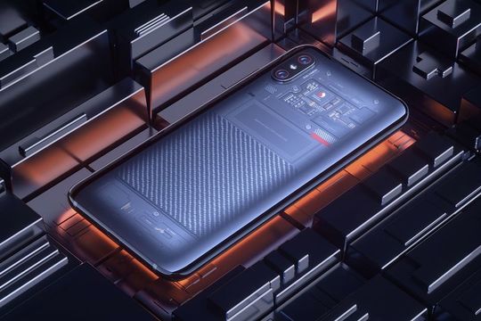 見えてるのは本物の基板じゃないみたい。背面が透明な「Xiaomi Mi 8」最上位モデル