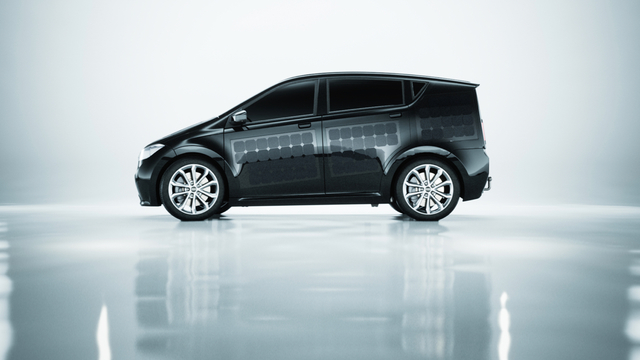 車体を塗装するよりも安いとな。ソーラーパネルを車体全面に組み込んだ電気自動車発売へ