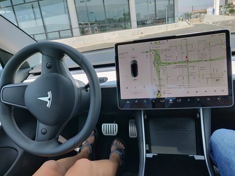 イーロン・マスク、TeslaのアップデートでNetflixをストリーミングをできるようにする?