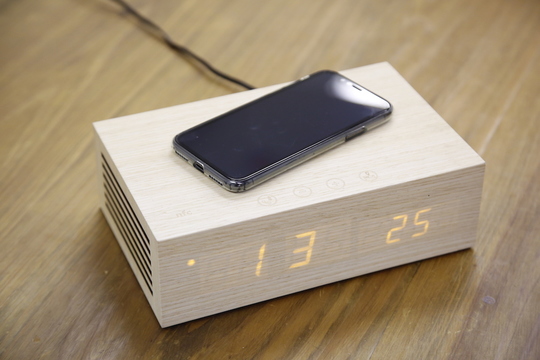 【読者限定で20%オフ】コレひとつで多機能! ワイヤレス充電器・置き時計などが融合した「スピーカーボックス」