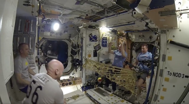 銀河初。国際宇宙ステーションで宇宙テニストーナメントが開催される