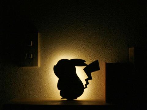 見て!あんなところにピカチュウが! ポケモンが浮かび上がるキャワワなウォールライト