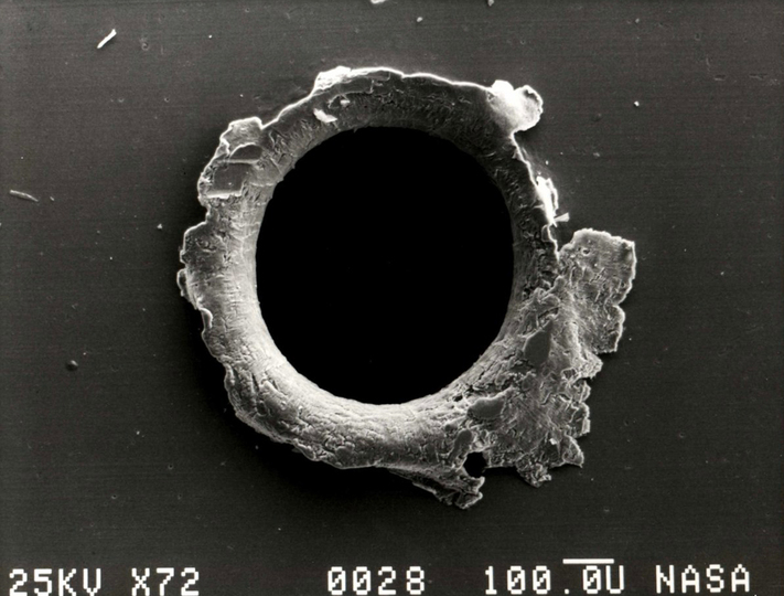 国際宇宙ステーションにあいた穴、宇宙飛行士が親指でふさいでその場をしのぐ