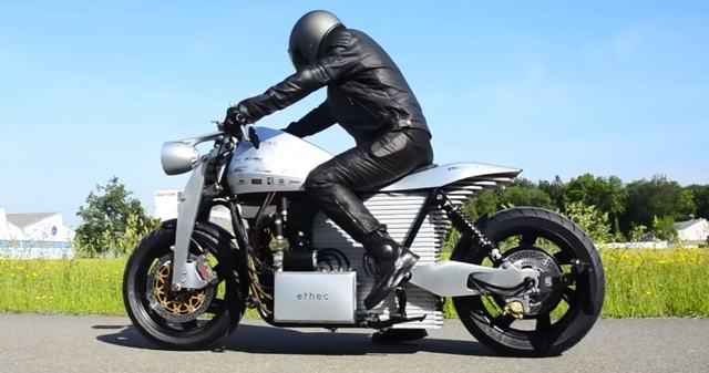 チューリッヒ工科大の学生たちが航続距離400kmのハイテク電動バイクを作る