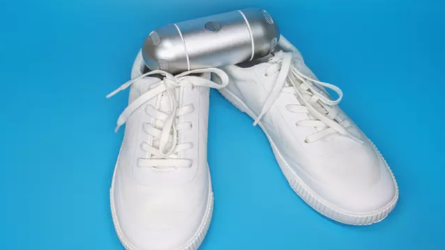 靴のニオイのもとになる細菌の99.97%を1時間で分解。出先でも消臭&滅菌できるガジェット