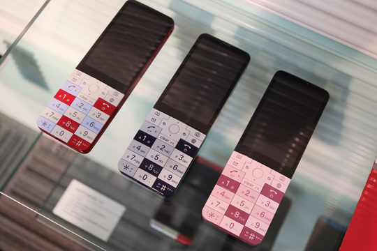 INFOBAR xvハンズオン:ノスタルジックなポチポチボタンにLOVE