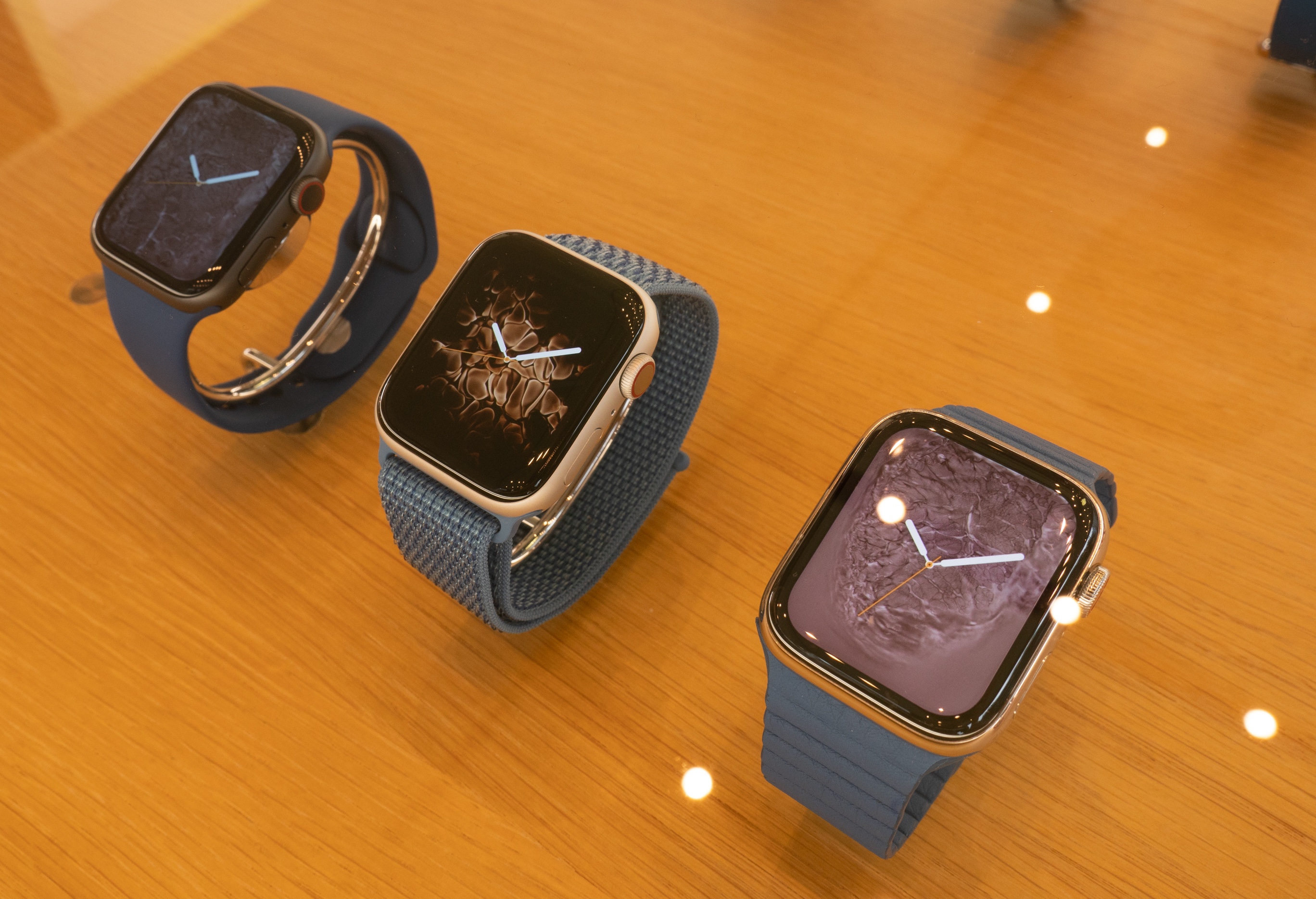 見れば見るほど、ステンレス一択だ…。Apple Watch Series 4の
