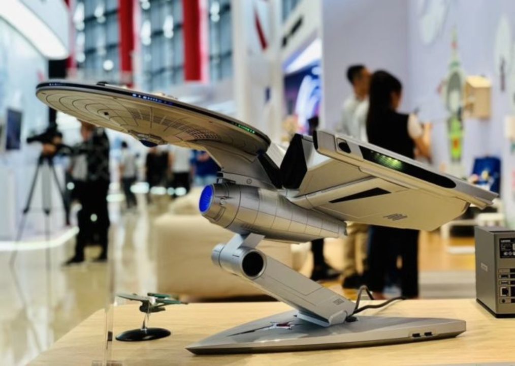 映画『スター・トレック』の宇宙船に摸したLenovoのPCが、ハチャメチャにトガってる