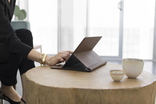 HPのオサレなPC、革ボディの2in1「HP Spectre Folio」発表。LTE内蔵でフットワーク軽いぞこれ!