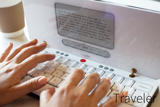 潔すぎるポータブルワープロ「Traveler」、フルサイズキーボードでガツガツ書けそう