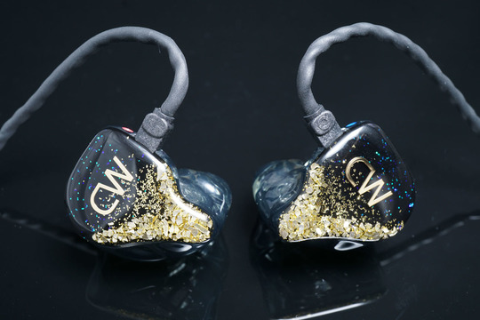 カスタムイヤホンメーカーが作る、誰の耳にでもハマるイヤホン。さぞかしノウハウ積まれているでしょうに