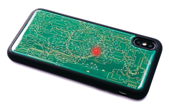 電波とともに東京駅が光る。基板に東京路線図を描いたiPhoneケース