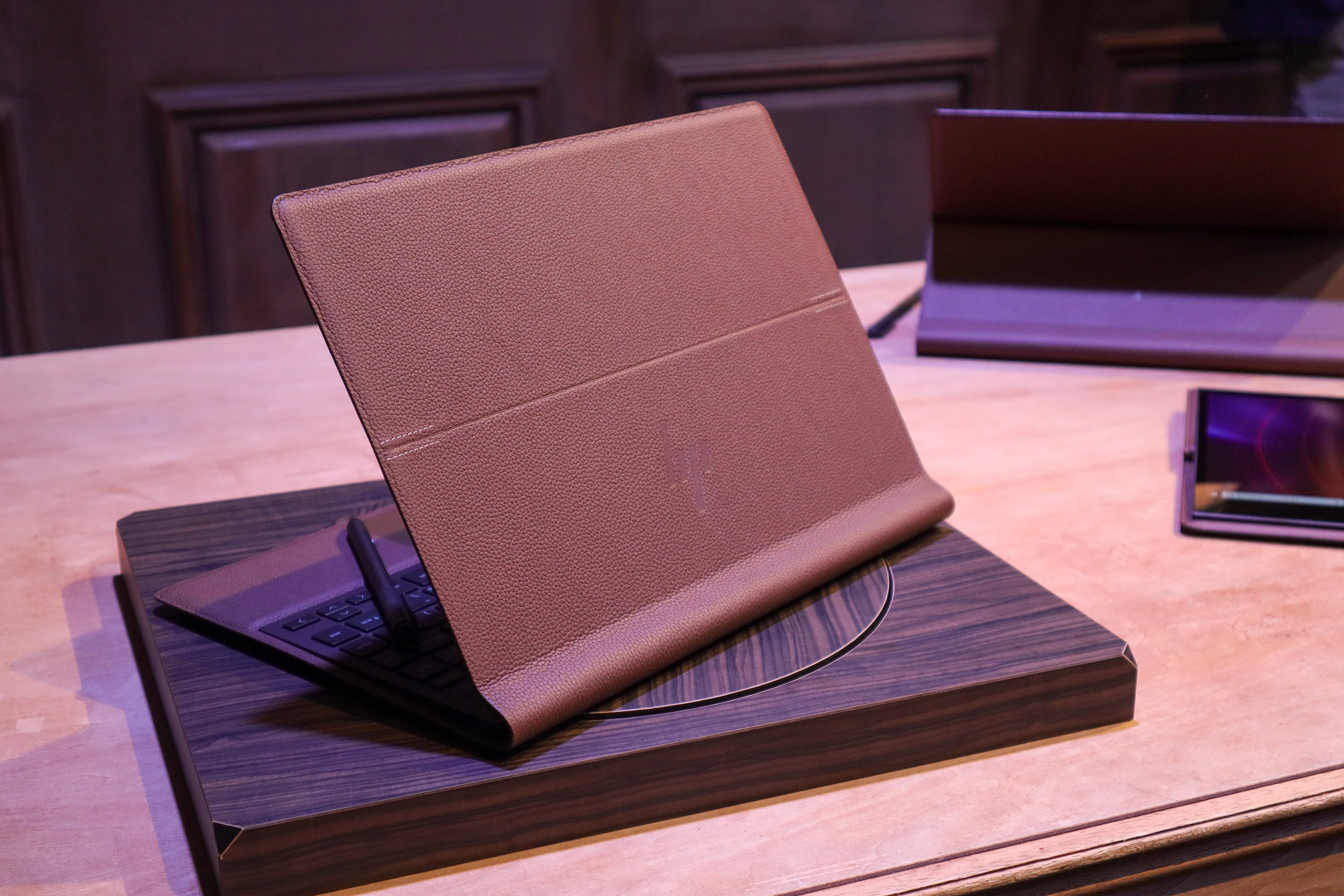 オール革張りの衝撃。HPの高級ノートブック「Spectre Folio 13