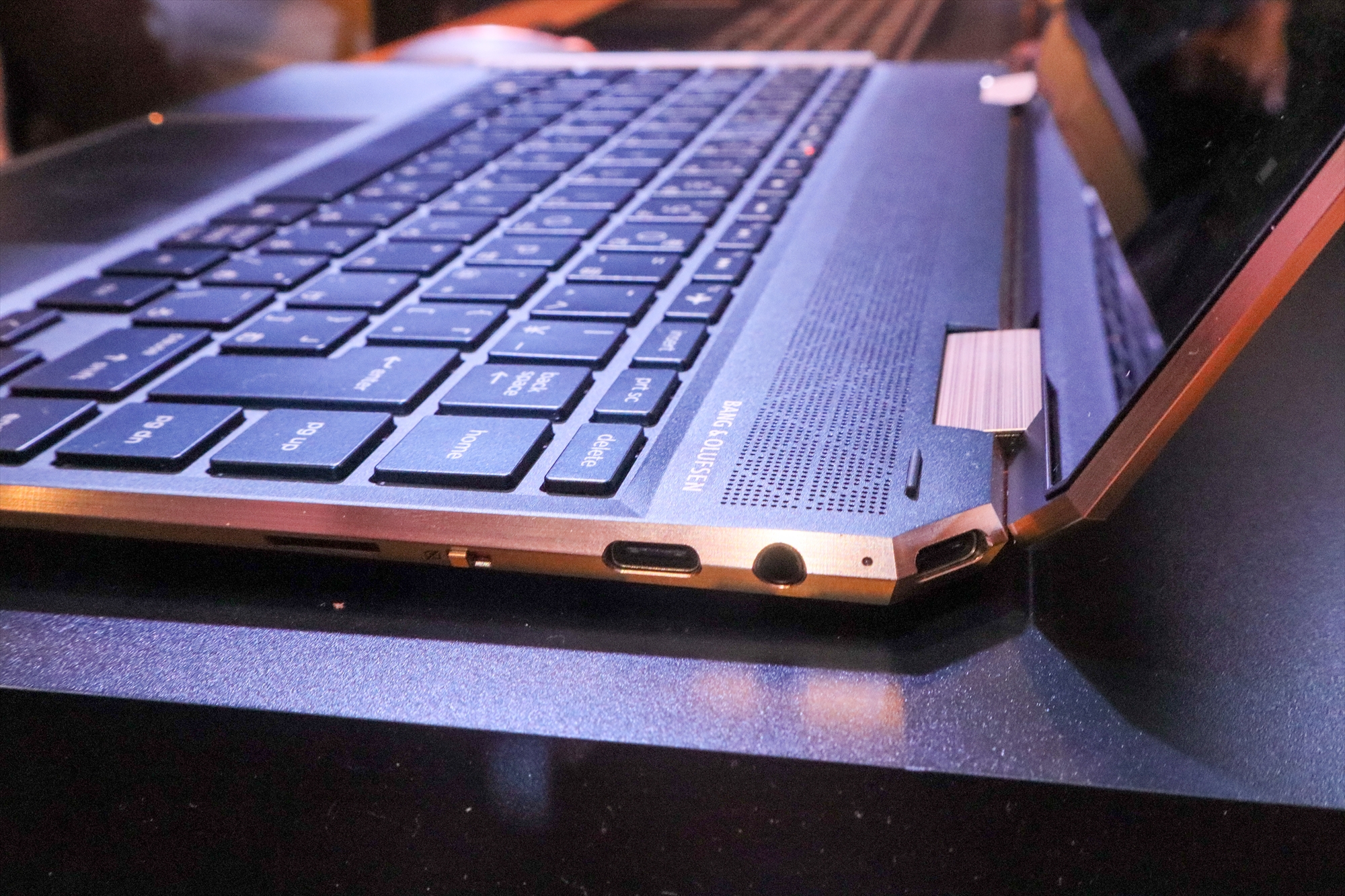 オール革張りの衝撃。HPの高級ノートブック「Spectre Folio 13