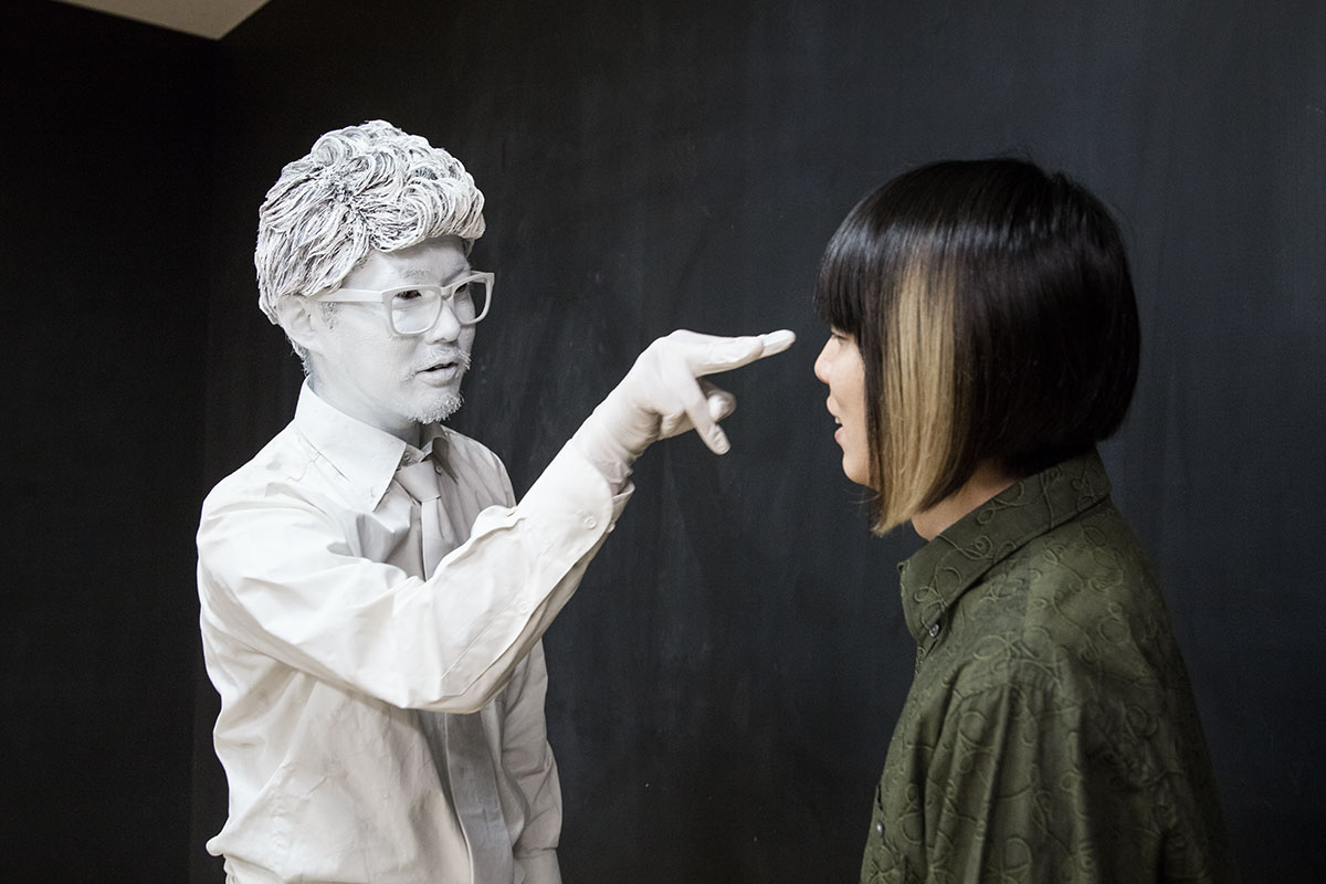 freeze_statue_finger