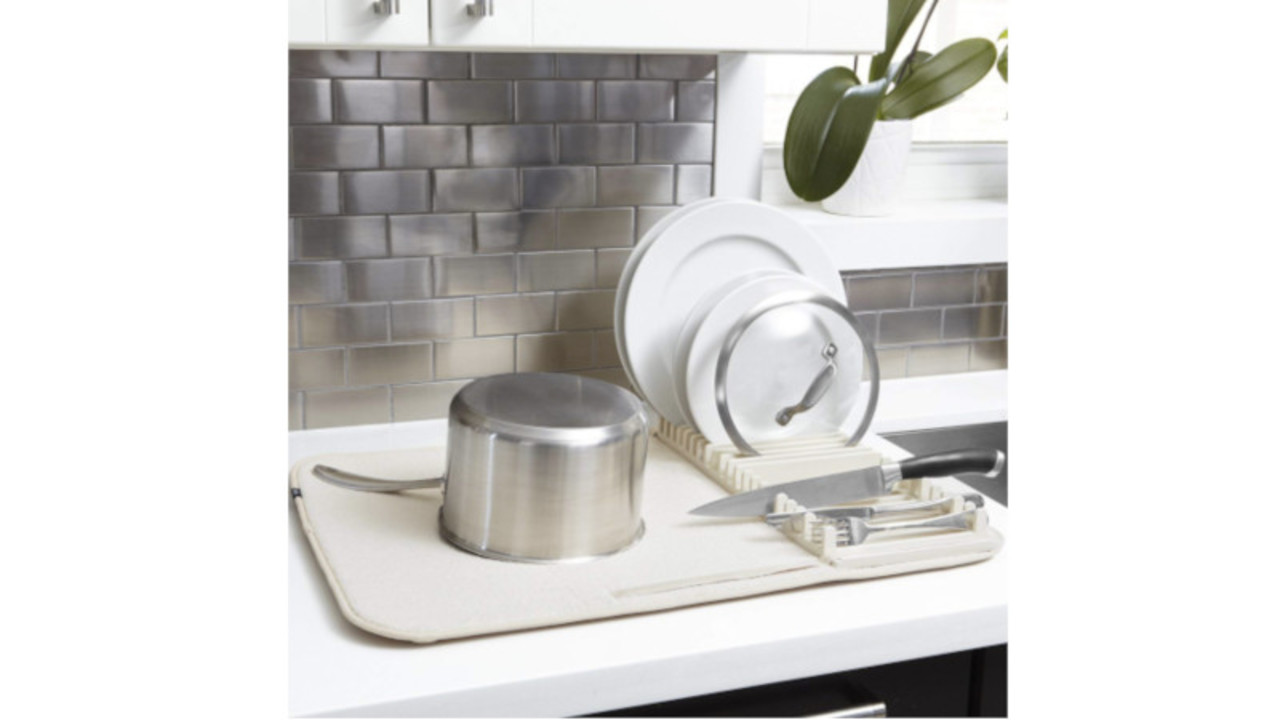 アウトドアでも活躍しそう 折りたたみ式で キッチンがスッキリ な食器ラック ギズモード ジャパン