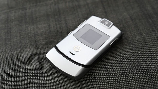 一時代を築いた携帯電話Motorola Razrが、曲がるディスプレイ端末として復活?