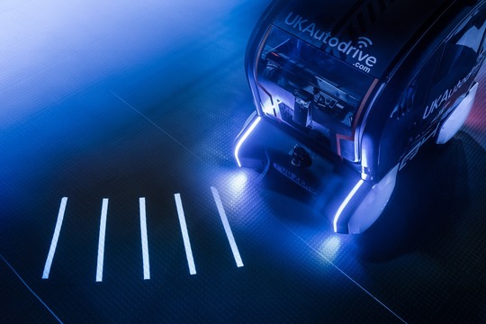 ジャガーランドローバーが「光の線路で次の動きを知らせる」自律運転車をテスト中