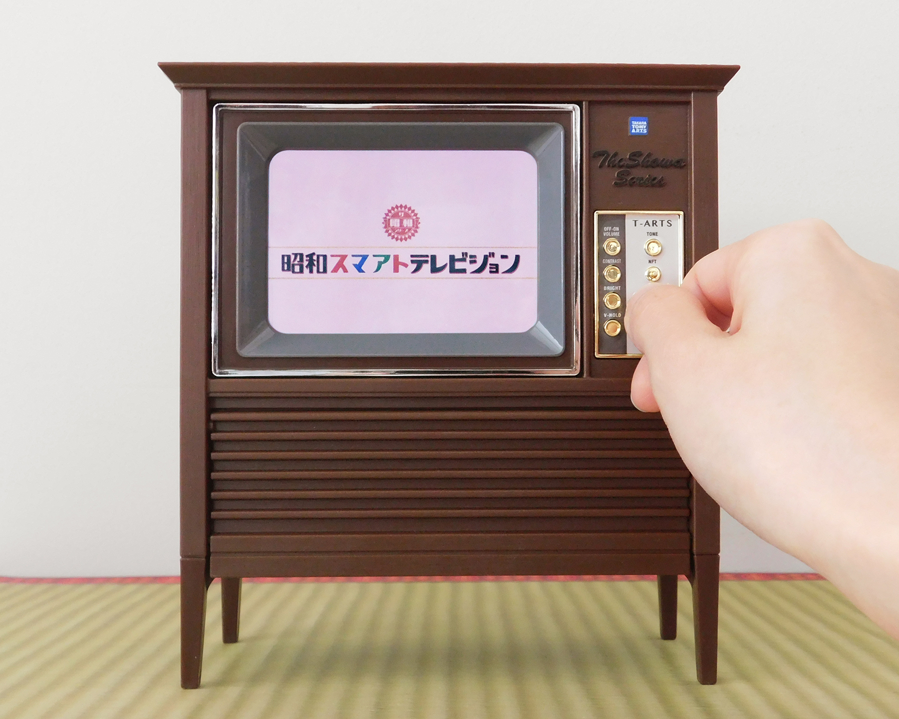 昭和あるある】テレビを叩いて直すのも再現。昭和のブラウン管テレビ風