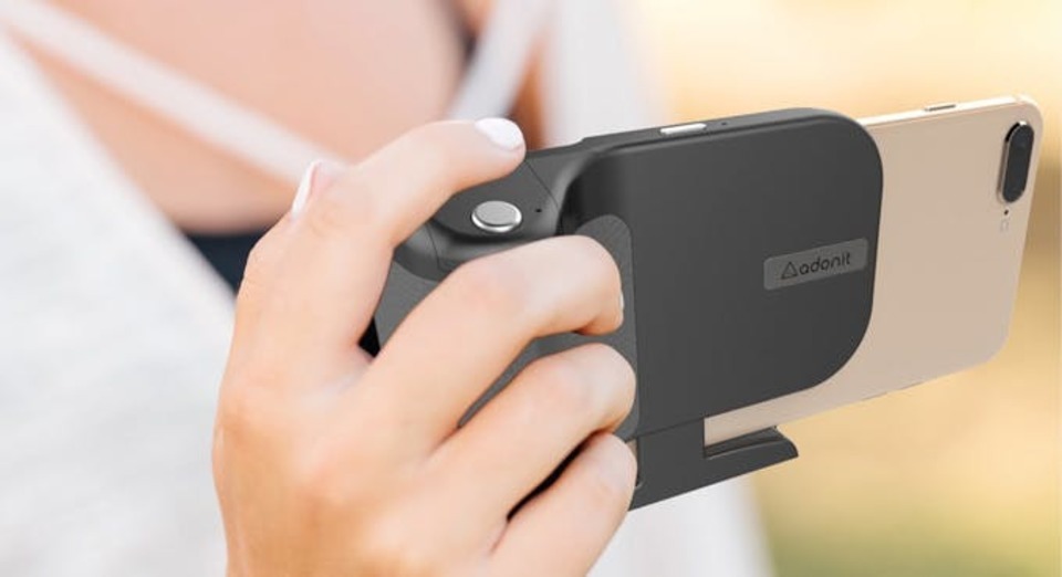 スマホ撮影をより快適に ワイヤレス充電もできるグリップアタッチメント Photogrip Qi ギズモード ジャパン