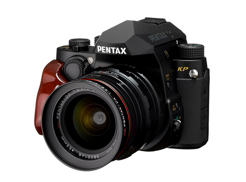木製グリップが超カッコいい。一眼レフ「PENTAX KP」特別仕様がCP+で参考展示