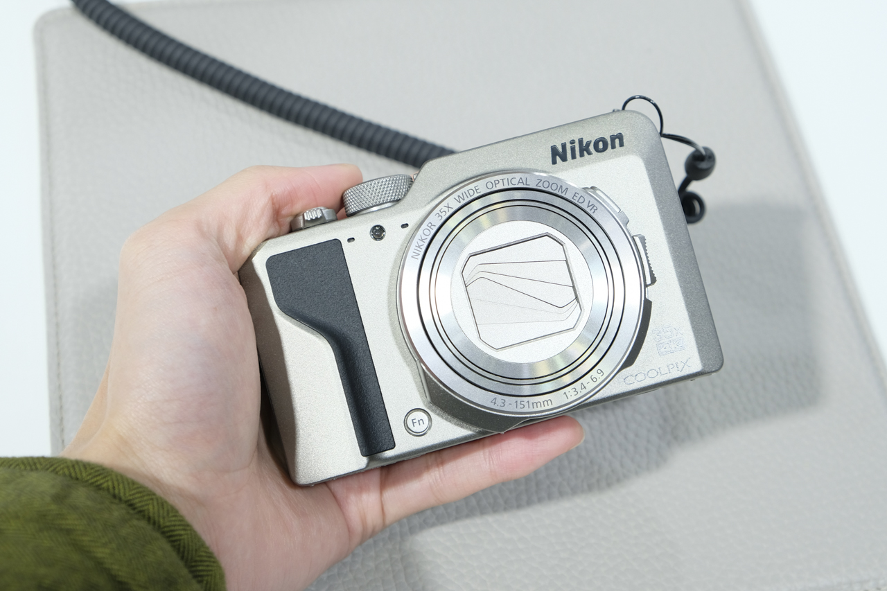 手のひらに光学35倍。ニコンの「COOLPIX A1000」、程よいサイズ感です