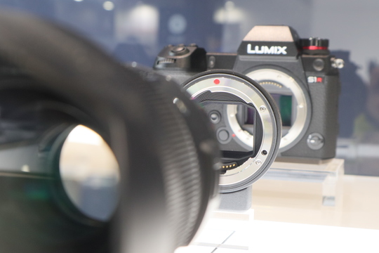 LUMIX S1/S1Rのお供にSA・EFレンズが使えるマウントアダプター「MC-21」を #CPPLUS