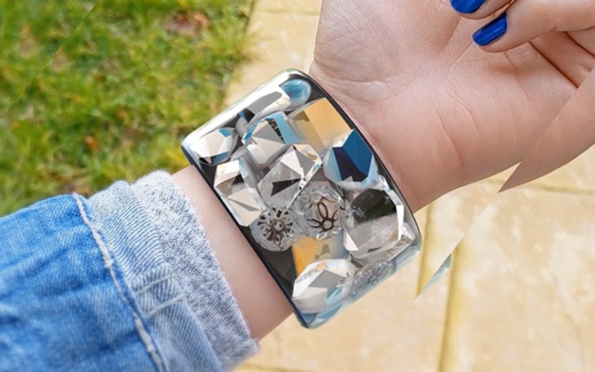 デジタル×ファッションはこの方向性が な気がする。全面有機ELなアクセ｢Bangle｣ ギズモード・ジャパン