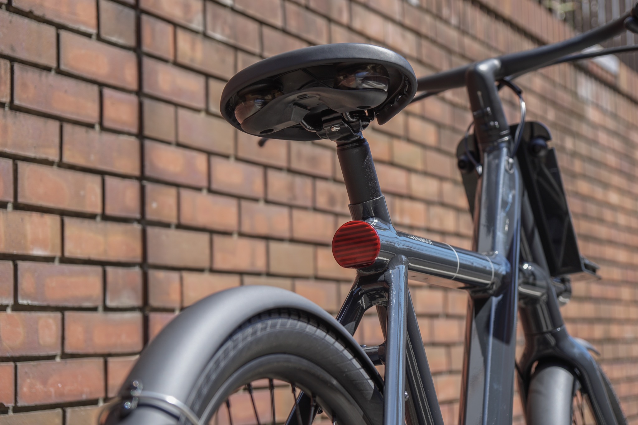 VanMoofの電動自転車｢Electrified X2｣ハンズオン：Xを模したフレームが
