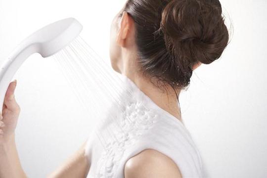 シルクの泡が出てくるシャワーヘッドで全身すべすべ肌になろう