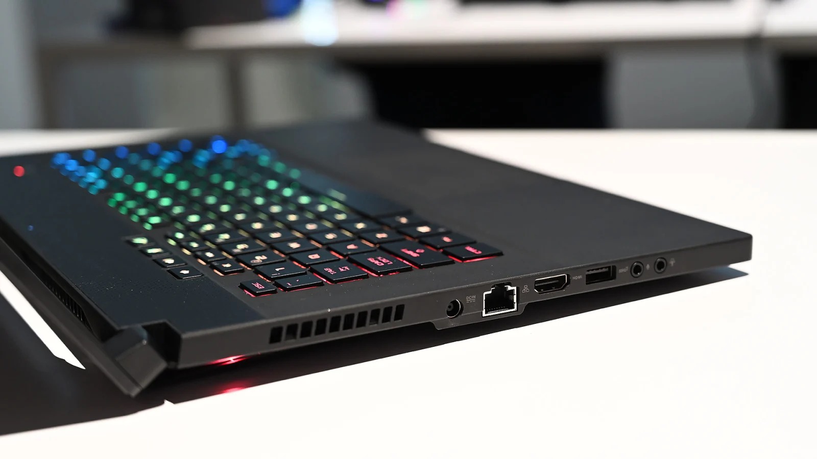 ASUSがゲーミングノートPCを一挙刷新。第9世代Coreプロセッサ搭載
