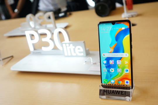 3眼カメラで3万2880円。コスパに震えるスマホ「Huawei P30 lite」登場
