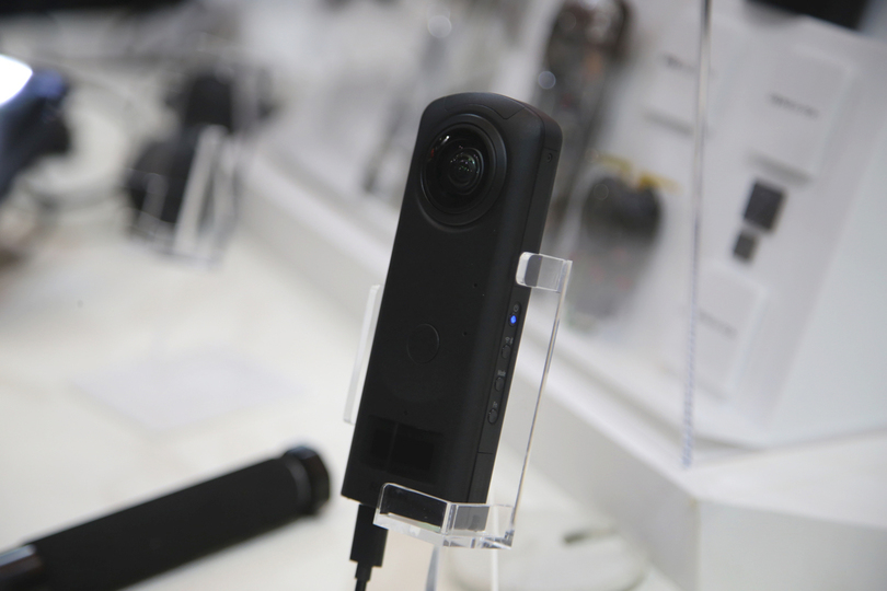 RICOHの「THETA」はプラグインで強くなる! シングルレンズ撮影やクラウド連携、VR接続に対応