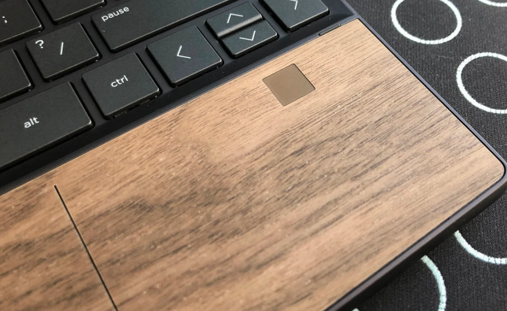 HPのラップトップ「Envy」「Elite」の新モデルをハンズオン！ 木の
