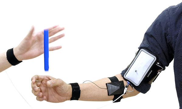 ソニーとシカゴ大学、反射神経をブーストしたように感じられるウェアラブル端末を作る