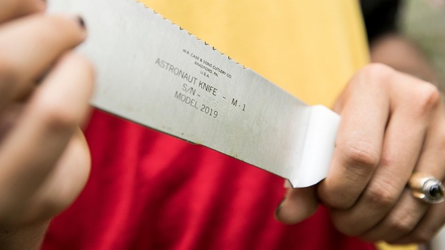 宇宙飛行士ナイフ「M-1」試し斬り:アームストロングたちが月面に持っていったマチェーテ