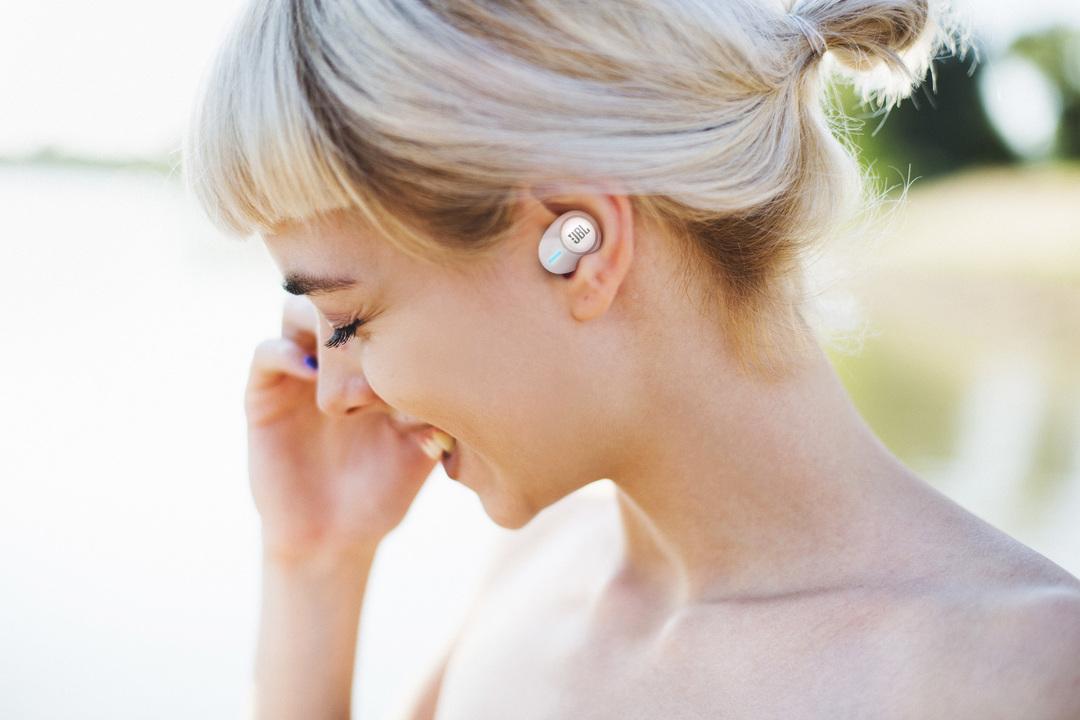 190805_Tune_120TWS_Lifestyleimage_WHITE