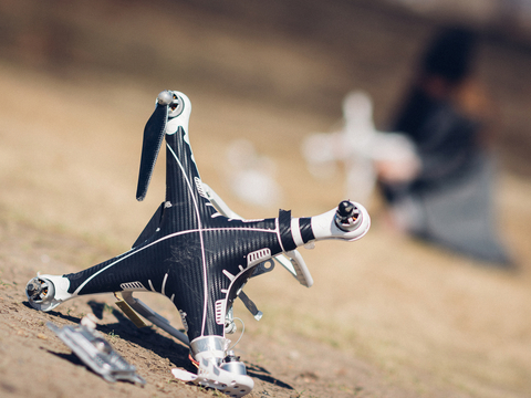 こわっ。配送ドローンが子供の近くに墜落して運用停止中