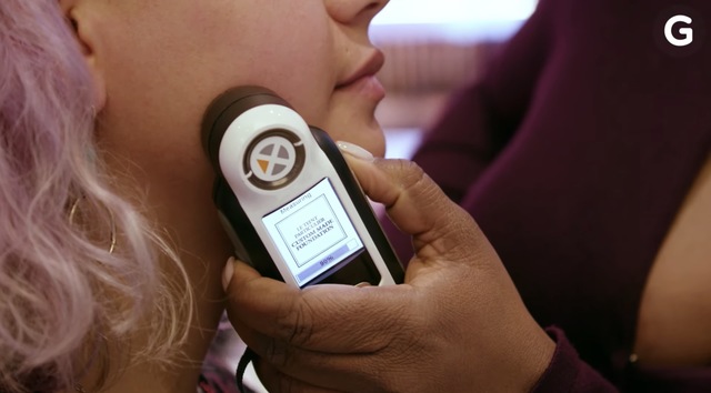 Lancômeの肌の色をスキャンして、最適な色のファンデーションを調合するマシン